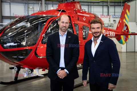 Książę Walii i David Beckham z jednym z nowych helikopterów London Air Ambulance