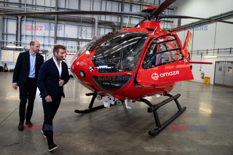 Książę Walii i David Beckham z jednym z nowych helikopterów London Air Ambulance