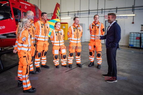 Książę Walii i David Beckham z jednym z nowych helikopterów London Air Ambulance