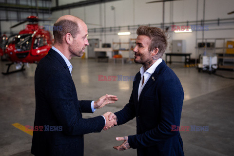 Książę Walii i David Beckham z jednym z nowych helikopterów London Air Ambulance