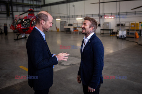 Książę Walii i David Beckham z jednym z nowych helikopterów London Air Ambulance