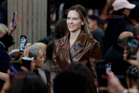 Cara Delevingne, Hilary Swank i Willem Dafoe na wybiegu pokazu Miu Miu