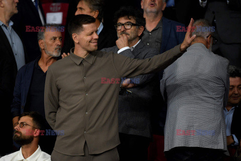 Wojciech Szczęsny ogląda mecz Barcelony