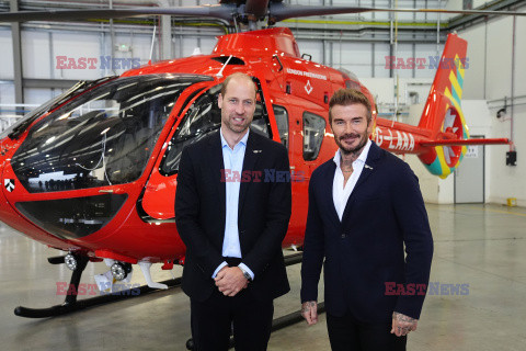 Książę Walii i David Beckham z jednym z nowych helikopterów London Air Ambulance