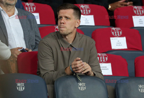 Wojciech Szczęsny ogląda mecz Barcelony