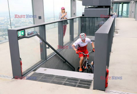 Krystian Herba zdobywa na rowerze Varso Tower