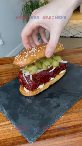 Domowy burger w stylu McRib