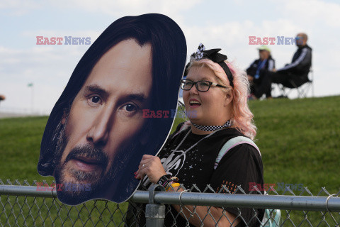 Keanu Reeves ściga się na torze w Indianapolis