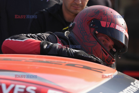 Keanu Reeves ściga się na torze w Indianapolis