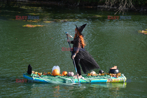 Halloweenowy spływ na Spring Lake w New Jersey