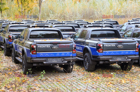 Samochody Frontexu na parkingu przy Racławickiej