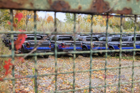 Samochody Frontexu na parkingu przy Racławickiej