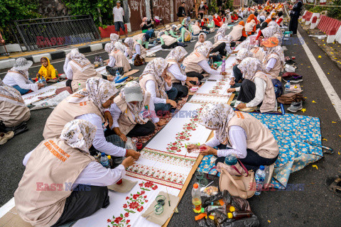 Tradycyjne malowanie tkaniny batik na wyspie Jawa