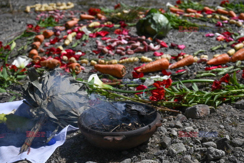 Rdzenni Kolumbijczycy opiekują się jeziorem w kraterze wulkanu - AFP