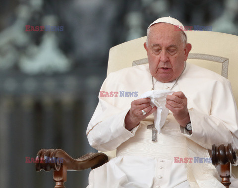 Papież Franciszek podczas audiencji generalnej na placu św. Piotra