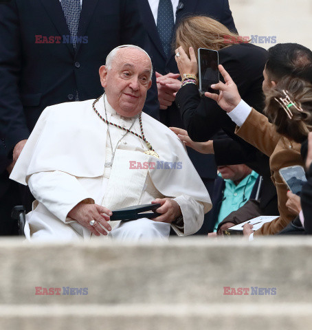 Papież Franciszek podczas audiencji generalnej na placu św. Piotra