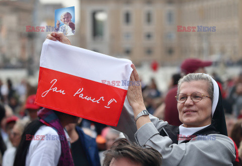 Papież Franciszek podczas audiencji generalnej na placu św. Piotra