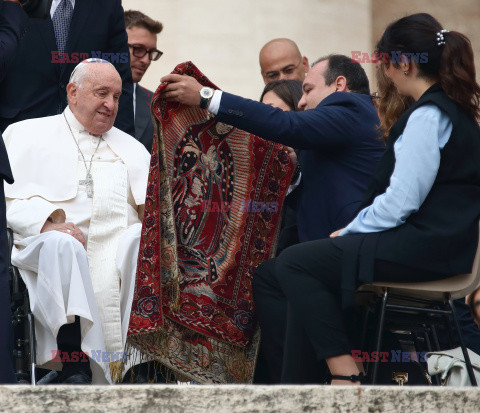 Papież Franciszek podczas audiencji generalnej na placu św. Piotra