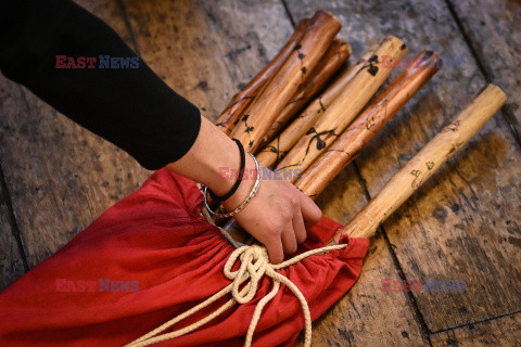 Tradycyjne angielskie tańce kobiece - AFP