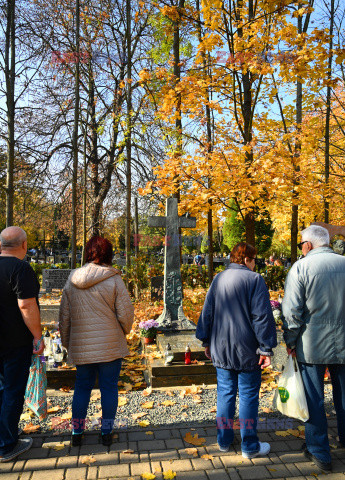 Cmentarze przed dniem Wszystkich Świętych