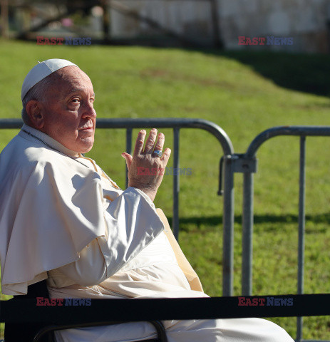 Papież Franciszek przewodniczy mszy za wszystkich wiernych zmarłych