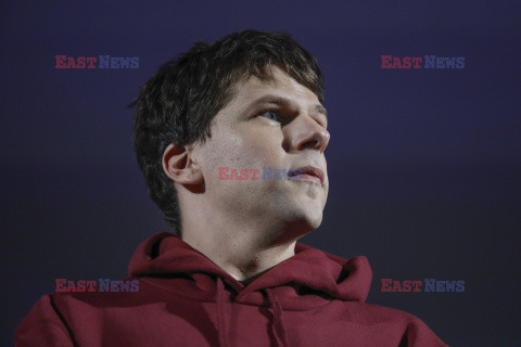 Jesse Eisenberg odbiera nagrodę podczas American Film Festival we Wrocławiu