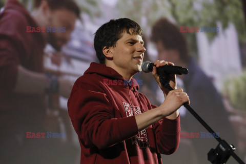 Jesse Eisenberg odbiera nagrodę podczas American Film Festival we Wrocławiu