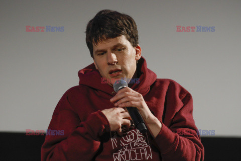 Jesse Eisenberg odbiera nagrodę podczas American Film Festival we Wrocławiu