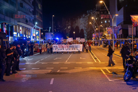 Protesty po powodzi przed siedzibą Partii Ludowej w Barcelonie