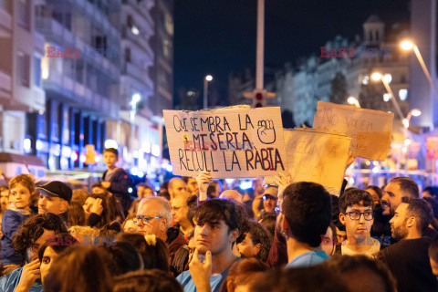 Protesty po powodzi przed siedzibą Partii Ludowej w Barcelonie