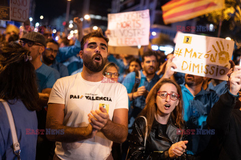 Protesty po powodzi przed siedzibą Partii Ludowej w Barcelonie