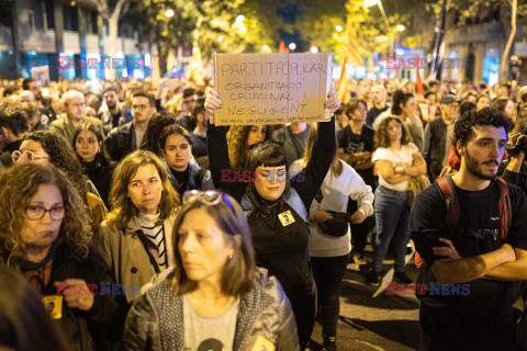 Protesty po powodzi przed siedzibą Partii Ludowej w Barcelonie