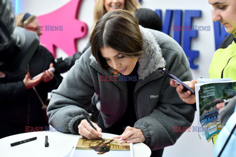 Anna Markowska rozdaje autografy przed DDTVN