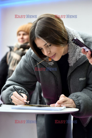 Anna Markowska rozdaje autografy przed DDTVN