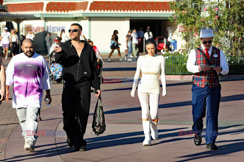 Bianca Censori w parku Disney California Adventure