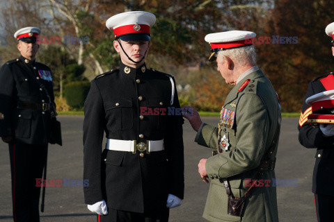 Król Karol III spotyka się z kadetami Royal Marine