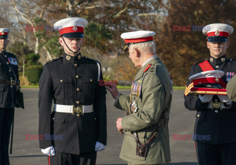 Król Karol III spotyka się z kadetami Royal Marine