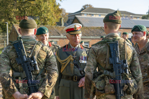 Król Karol III spotyka się z kadetami Royal Marine