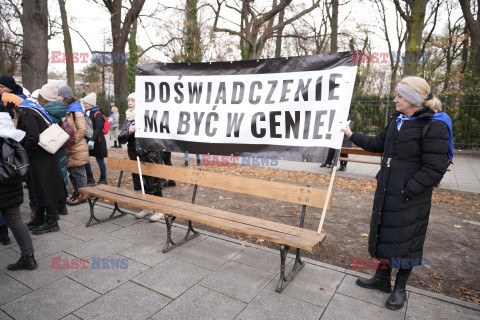 Protest pielęgniarek i położnych przed KPRM