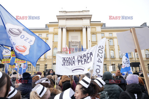 Protest pielęgniarek i położnych przed KPRM