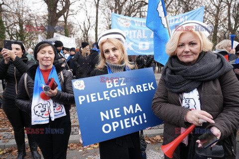 Protest pielęgniarek i położnych przed KPRM