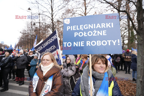 Protest pielęgniarek i położnych przed KPRM