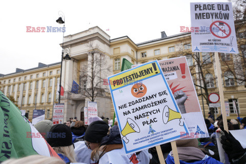 Protest pielęgniarek i położnych przed KPRM