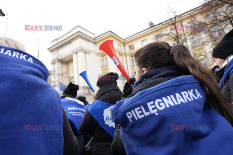 Protest pielęgniarek i położnych przed KPRM