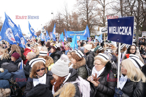 Protest pielęgniarek i położnych przed KPRM