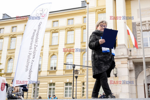 Protest pielęgniarek i położnych przed KPRM