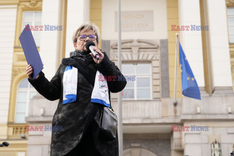 Protest pielęgniarek i położnych przed KPRM