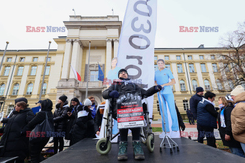 Protest pielęgniarek i położnych przed KPRM