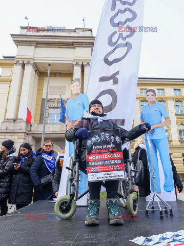 Protest pielęgniarek i położnych przed KPRM