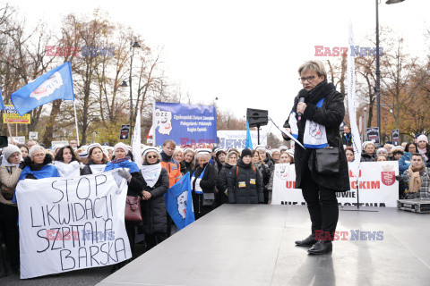 Protest pielęgniarek i położnych przed KPRM